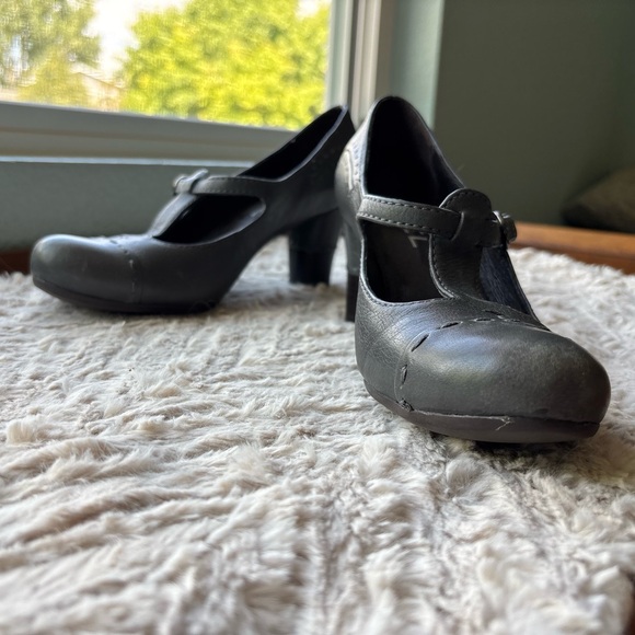 BIVIEL from Anthropologie: Mary Jane T-strap with brogue details 38/8 USA - Picture 3 of 15